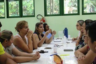 Equipe estuda estratégias para melhor atendimento.